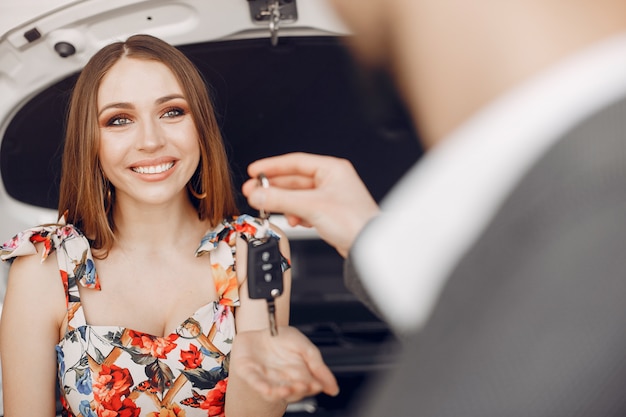 Elegante ed elegante donna in un salone di auto