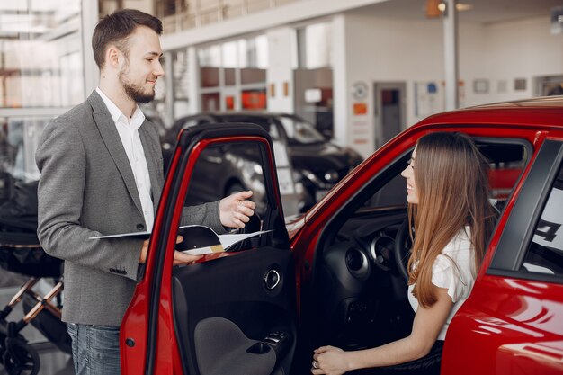 Elegante ed elegante donna in un salone di auto