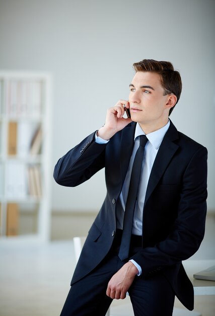 Elegante esecutivo parla al telefono