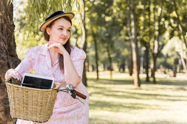 Elegante giovane donna in bicicletta