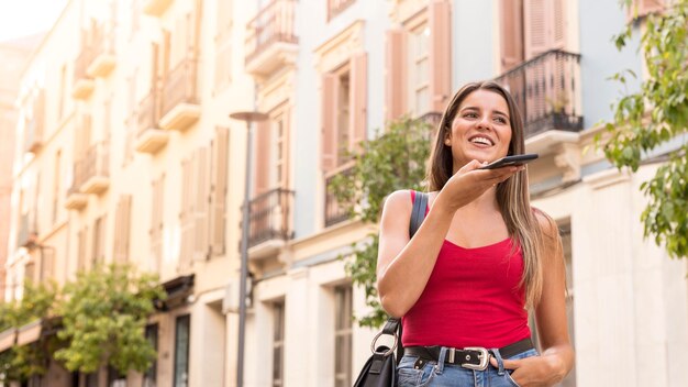 Elegante giovane donna parla al telefono