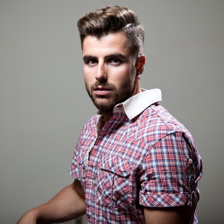 Foto gratuito elegante giovane uomo bello. studio ritratto di moda.
