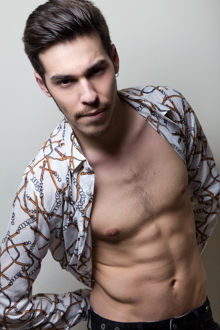 Foto gratuito elegante giovane uomo bello. studio ritratto di moda
