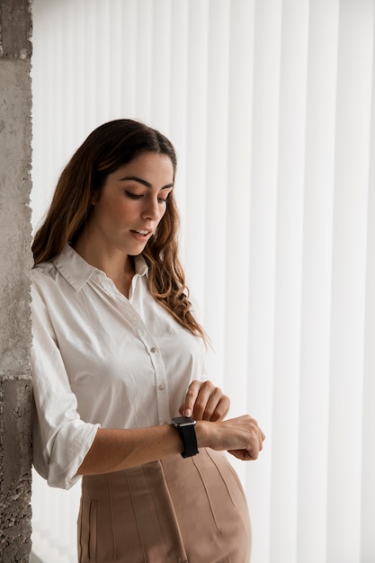 Elegante imprenditrice con smartwatch