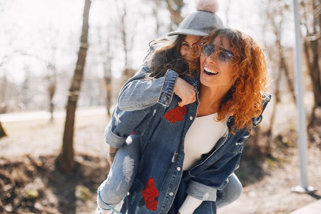 Elegante madre con figlia in un parco estivo