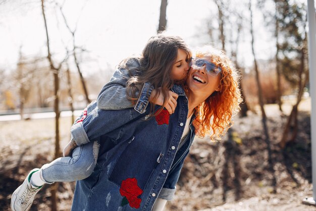 Elegante madre con figlia in un parco estivo