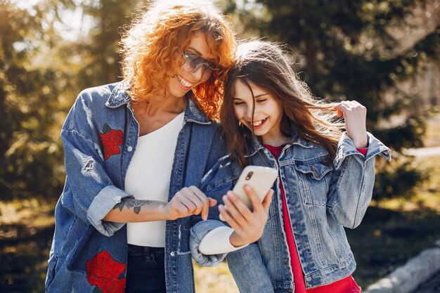 Elegante madre con figlia in un parco estivo