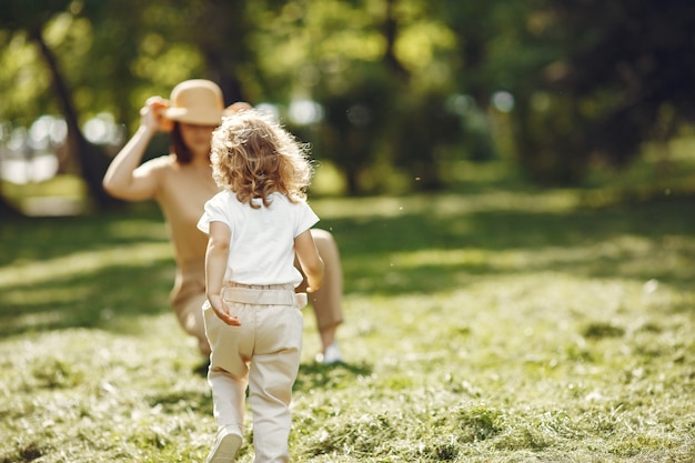 Elegante madre con figlia in una foresta estiva