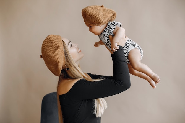 Elegante madre con figlia piccola carina