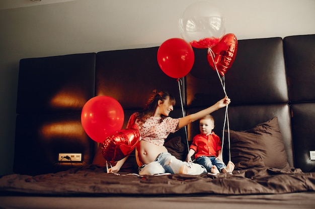 Elegante madre con figlio piccolo in un letto