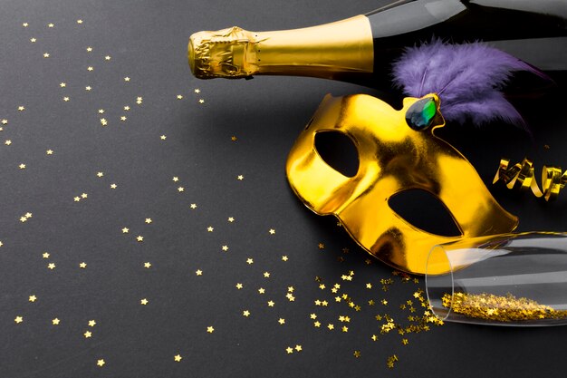Elegante maschera di carnevale con champagne e glitter