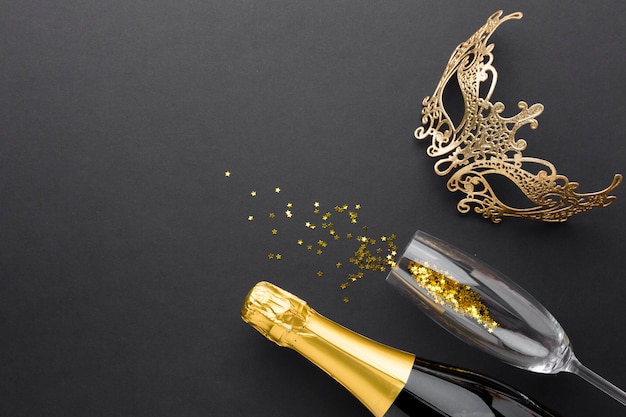 Elegante maschera di carnevale con champagne