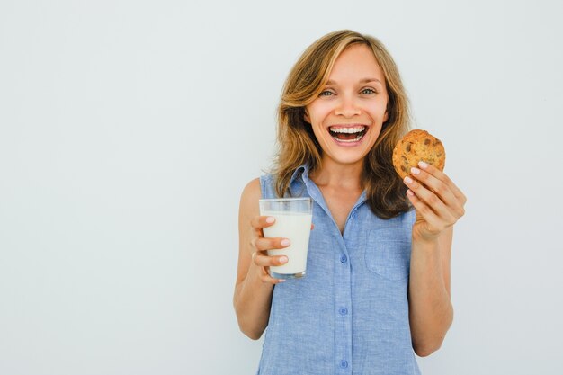 Elegante Nizza Lady Holding bicchiere di latte e biscotti