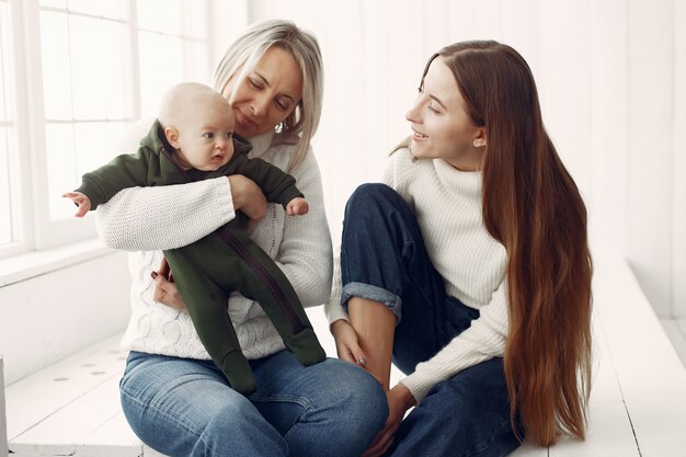 Elegante nonna a casa con la figlia e la nipote