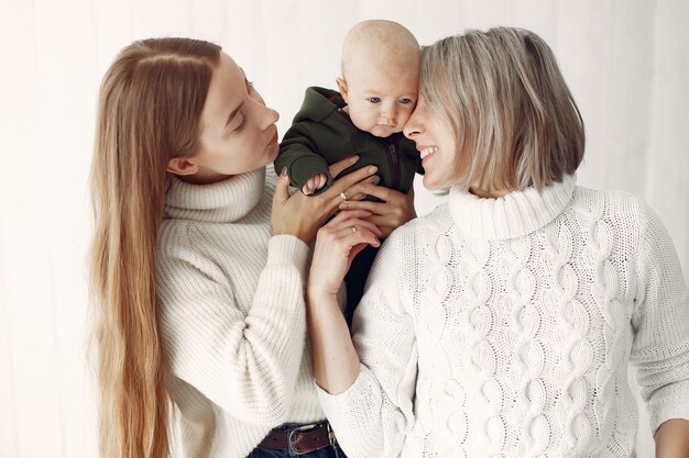 Elegante nonna a casa con la figlia e la nipote