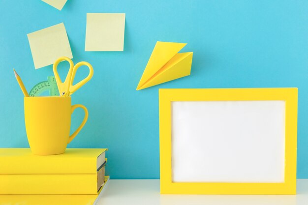 Elegante postazione di lavoro con cornice gialla e piano di carta