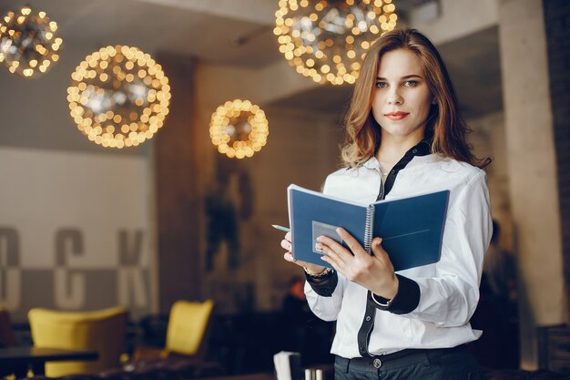 elegante ragazza di affari con il taccuino