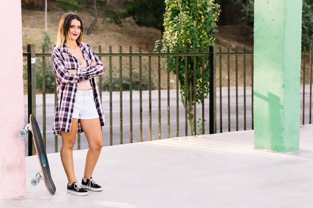 Elegante ragazza di skater