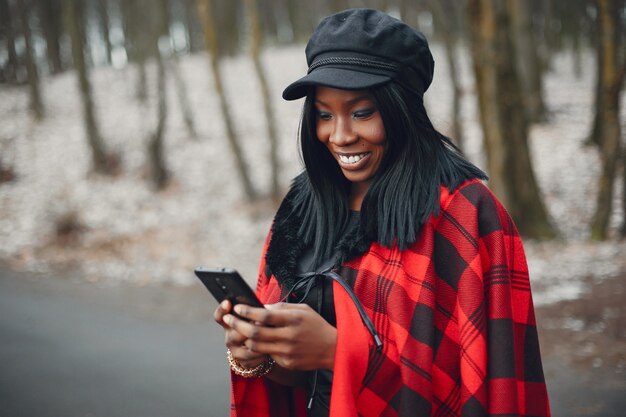 Elegante ragazza nera in un parco d&#39;inverno