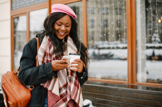 Elegante ragazza nera in una città d&#39;inverno