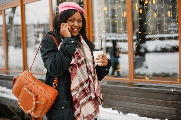 Elegante ragazza nera in una città d&#39;inverno