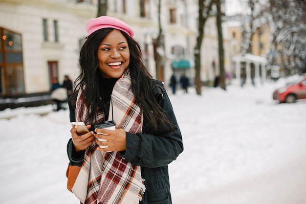 Elegante ragazza nera in una città d&#39;inverno