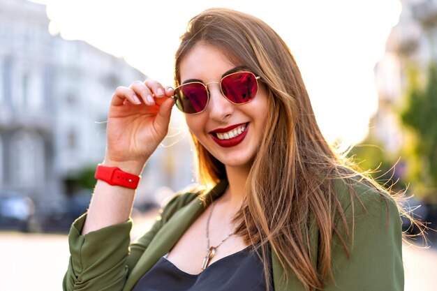 Elegante ritratto ravvicinato di donna elegante in posa vicino al ristorante emozioni carine felice volto positivo Colori soleggiati umore di viaggio