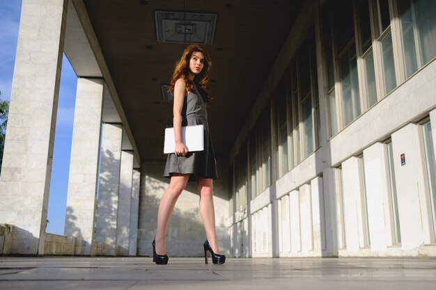 Elegante signora che cammina da sola in strada