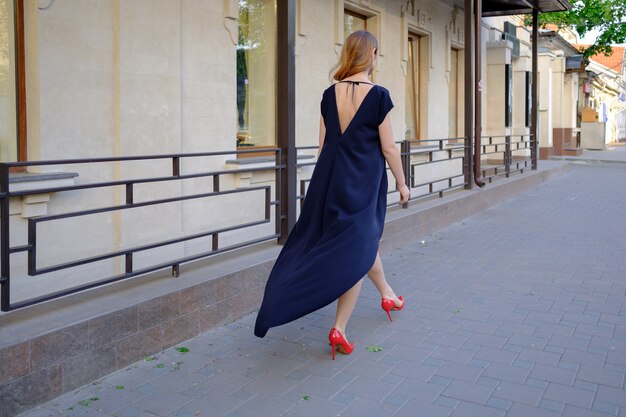 Elegante signora che cammina da sola in strada