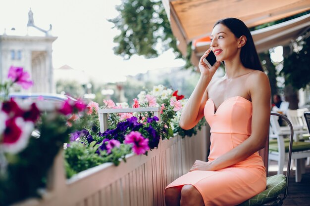 Elegante signora con il cellulare