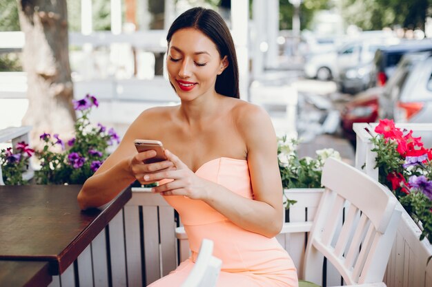 Elegante signora con il cellulare