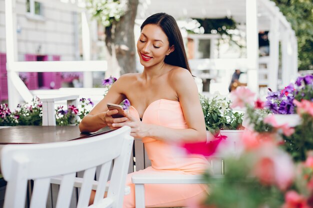 Elegante signora con il cellulare