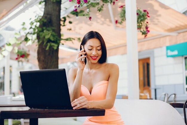 Elegante signora con laptop