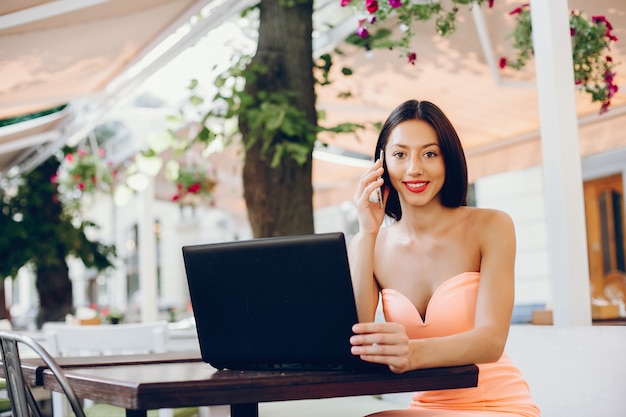 Elegante signora con laptop