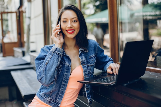 Elegante signora con laptop