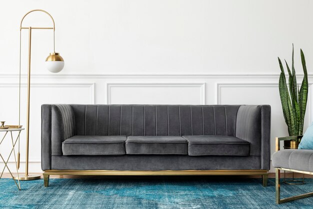 Elegante soggiorno di lusso moderno di metà secolo con divano in velluto grigio e tappeto blu