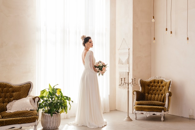 Elegante sposa in posa