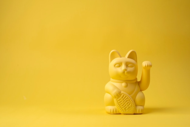 Elegante statua di maneki neko