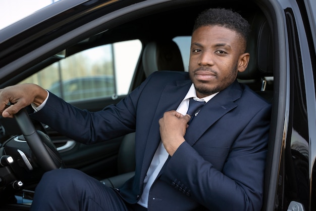 Elegante super autista che fa un giro in taxi