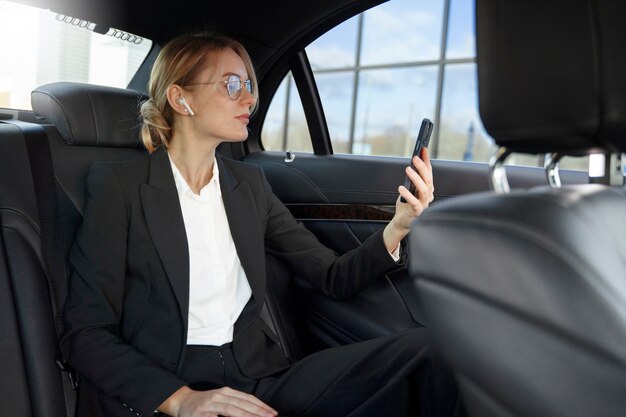 Elegante super autista che fa un giro in taxi