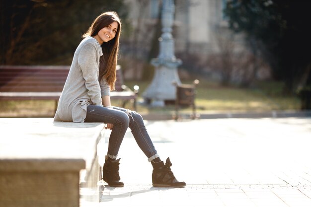 Elegante teen trascorrere il pomeriggio in piazza