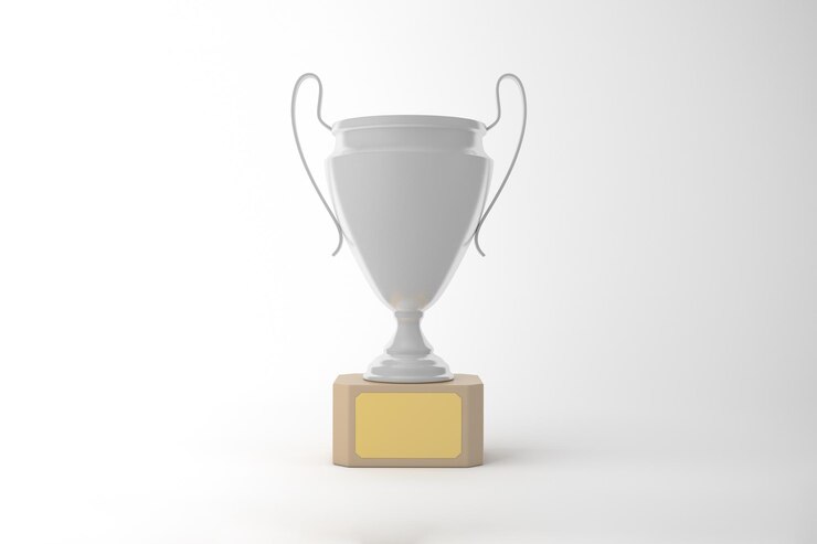 Foto gratuito elegante trofeo d'argento su base di legno premio per l'eccellenza