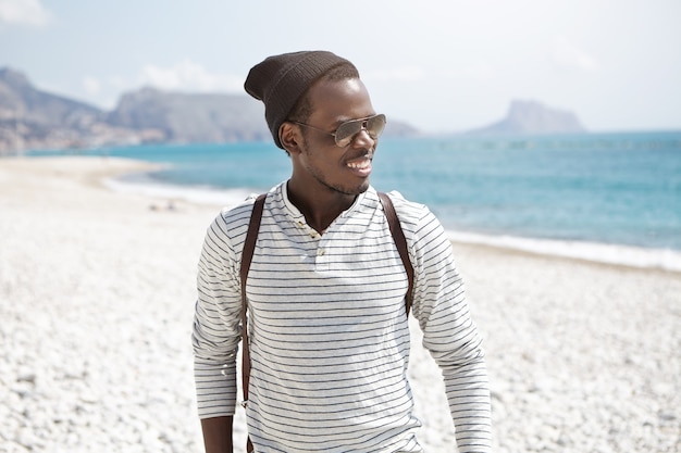 Elegante uomo afro-americano sulla spiaggia