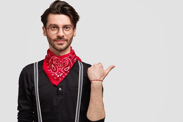 Elegante uomo brunet indossa bandana rossa