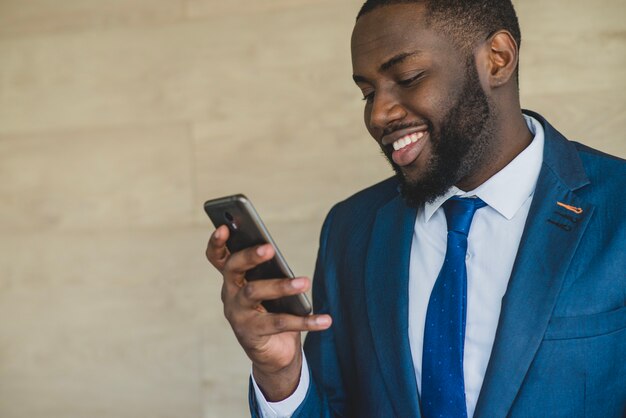 Elegante uomo d&#39;affari con smartphone vicino