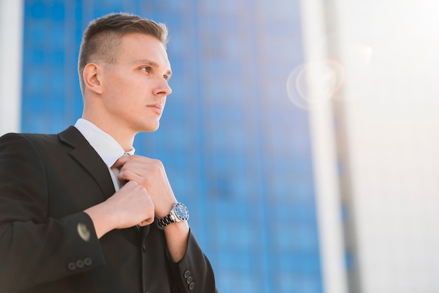 Elegante uomo d&#39;affari con un&#39;espressione seria