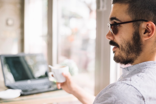 Elegante uomo rilassante con il caffè