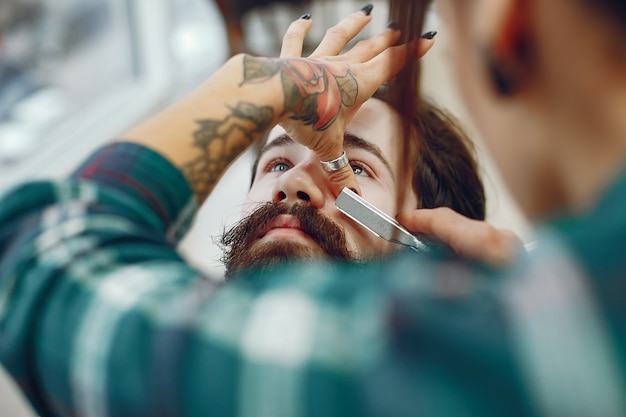 Elegante uomo seduto in un negozio di barbiere