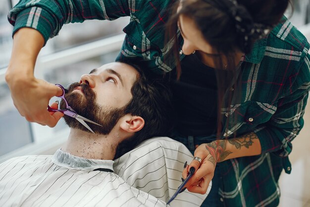 Elegante uomo seduto in un negozio di barbiere