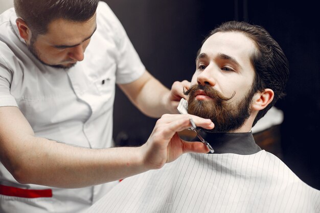 Elegante uomo seduto in un negozio di barbiere